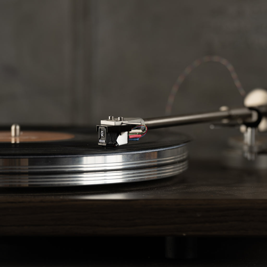 grado-red4-cartridge-lifestyle-2_1024x.jpg?v=1775613301